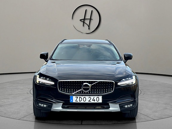 Volvo V90 Cross Country 3 of 16