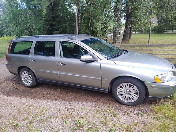 Volvo V70 2 of 3
