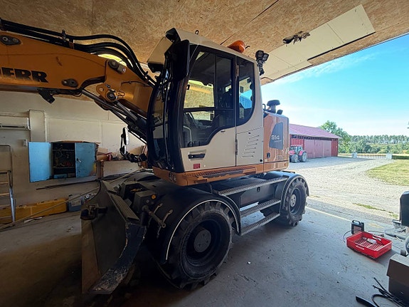 Liebherr 914 Compact 2 of 10