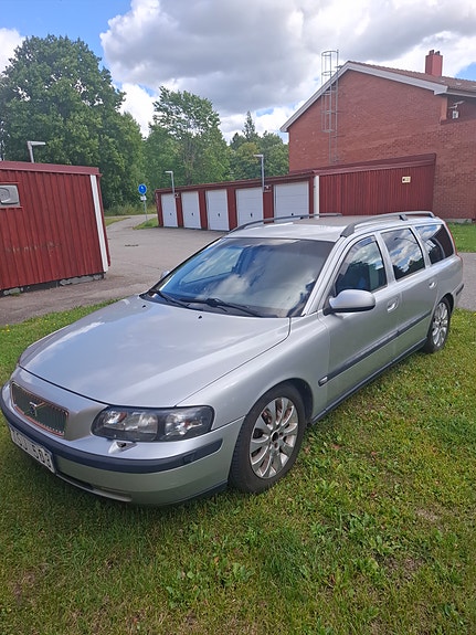 Volvo V70 2 of 9