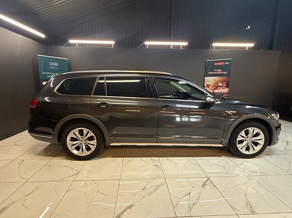 Volkswagen Passat Alltrack 2 of 10