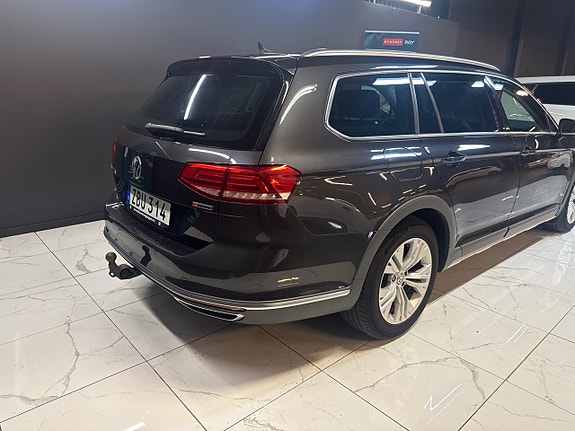 Volkswagen Passat Alltrack 3 of 10