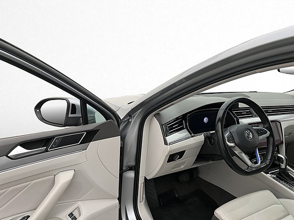 Volkswagen Passat 11 of 30