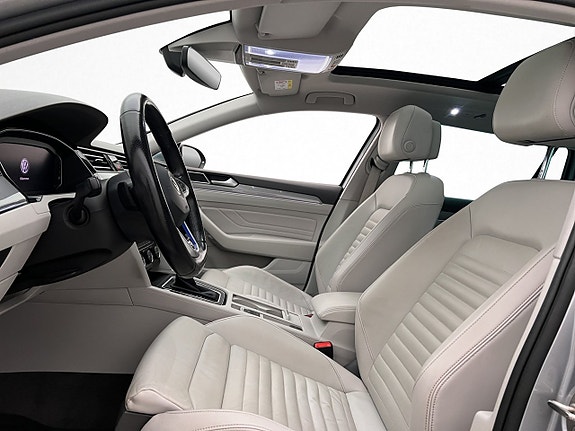Volkswagen Passat 12 of 30