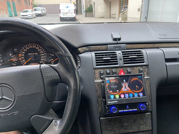 Mercedes-Benz E55 10 of 16