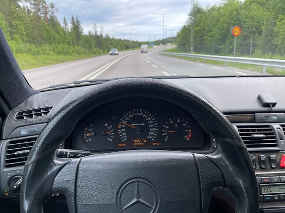 Mercedes-Benz E55 12 of 16