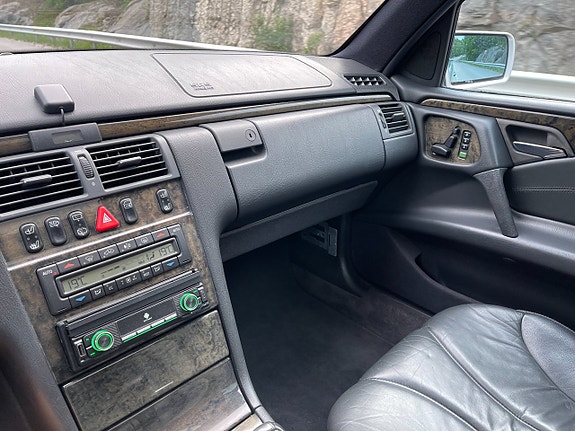 Mercedes-Benz E55 11 of 16