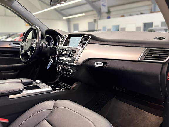 Mercedes-Benz ML350 25 of 30