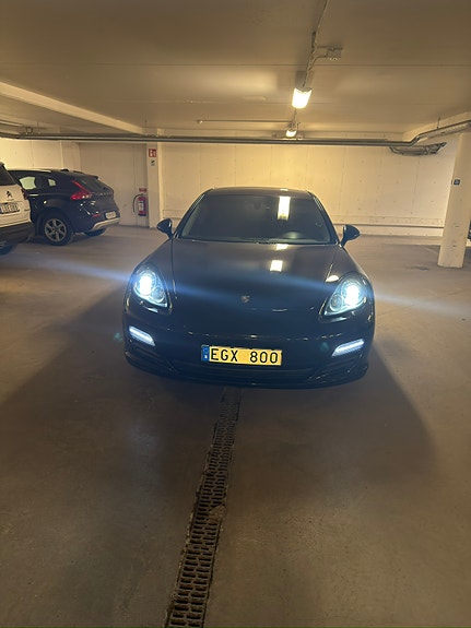 Porsche Panamera 4 of 8