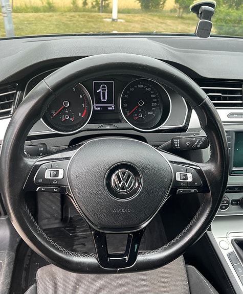 Volkswagen Passat 14 of 16