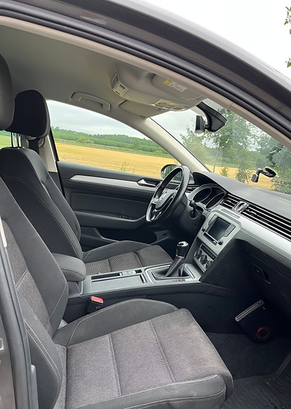 Volkswagen Passat 12 of 16