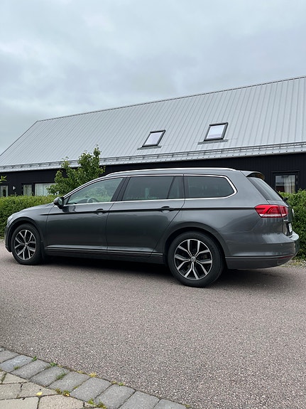 Volkswagen Passat 2 of 16