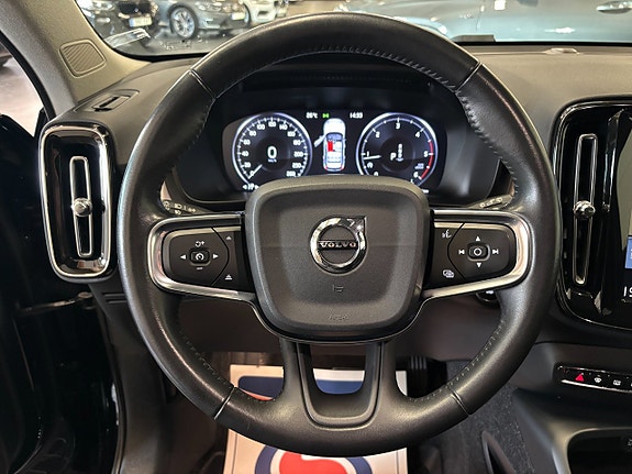 Volvo XC40 7 of 22