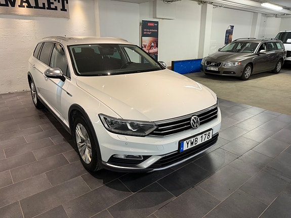 Volkswagen Passat Alltrack 2 of 17