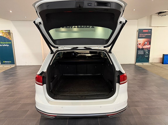 Volkswagen Passat Alltrack 9 of 17