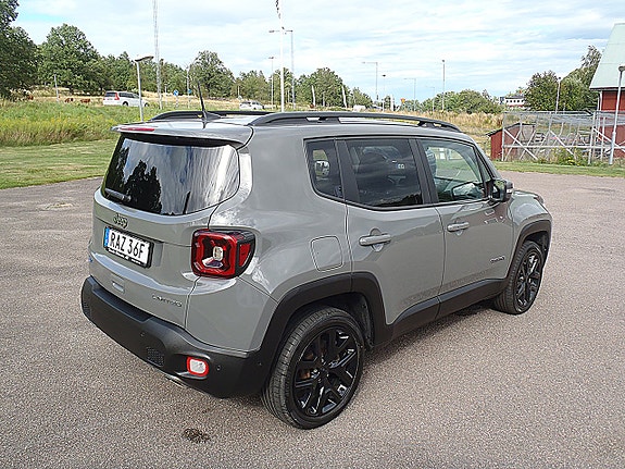 Jeep Renegade 4 of 11