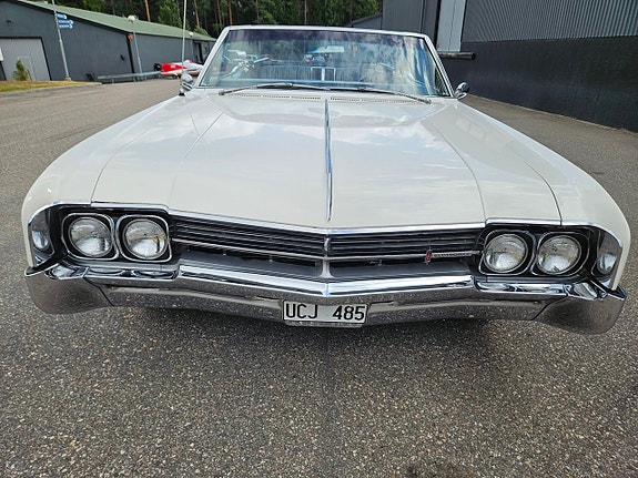 Oldsmobile Dynamic 88 2 of 13