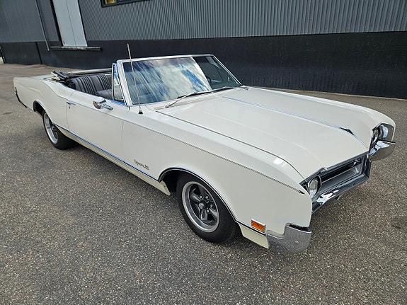 Oldsmobile Dynamic 88 3 of 13