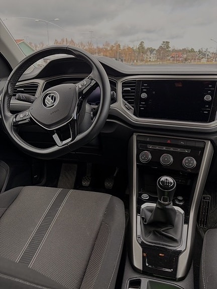 Volkswagen T-Roc 6 of 21