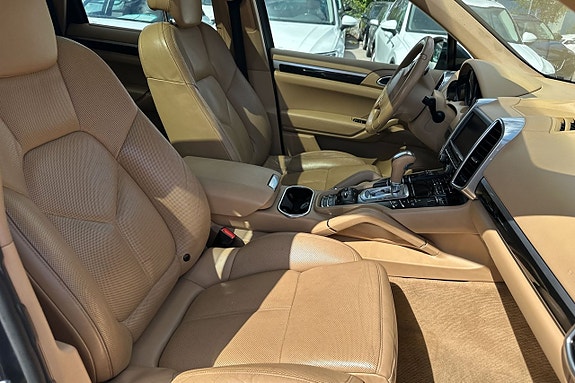 Porsche Cayenne 15 of 30