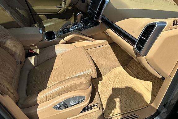 Porsche Cayenne 12 of 30