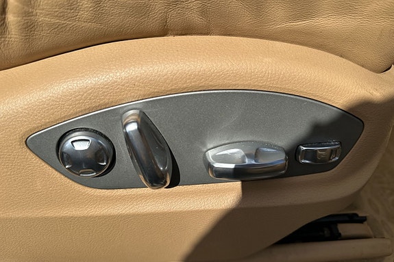 Porsche Cayenne 13 of 30