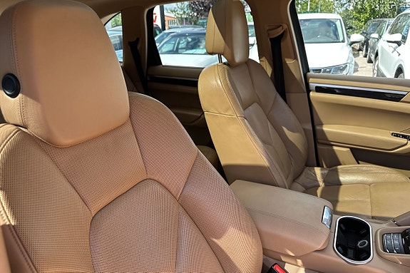 Porsche Cayenne 16 of 30