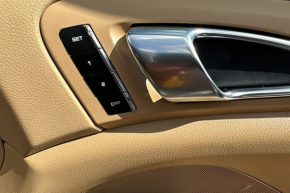 Porsche Cayenne 14 of 30