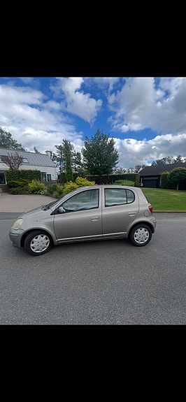 Toyota Yaris 2 of 4