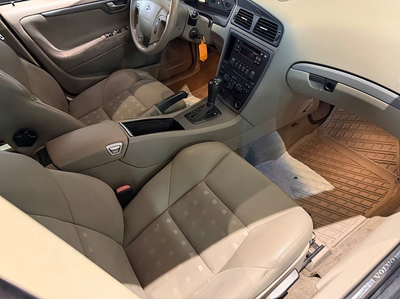 Volvo V70 11 of 16