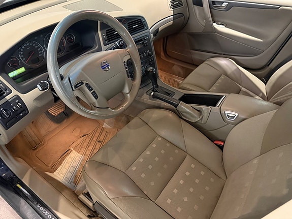Volvo V70 10 of 16