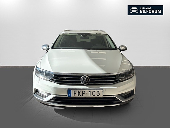 Volkswagen Passat Alltrack 2 of 18