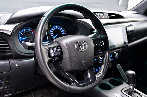 Toyota HiLux 14 of 22