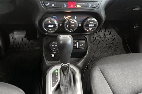 Jeep Renegade 25 of 27