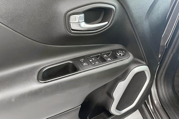 Jeep Renegade 19 of 27