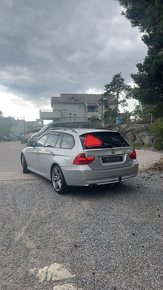 BMW 320i 3 of 7