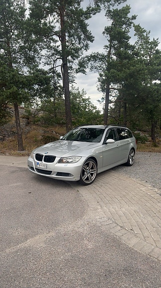 BMW 320i 2 of 7