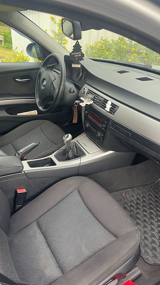 BMW 320i 5 of 7
