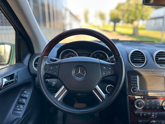 Mercedes-Benz ML320 13 of 18