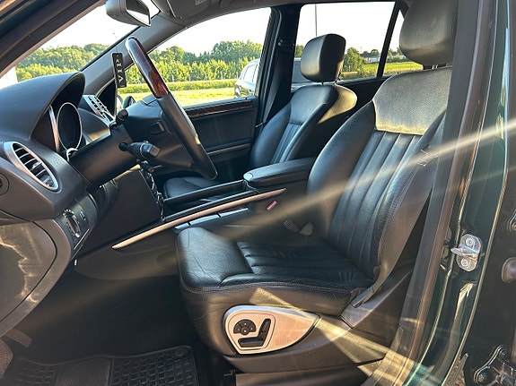 Mercedes-Benz ML320 10 of 18