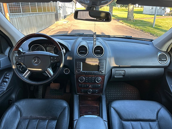 Mercedes-Benz ML320 12 of 18
