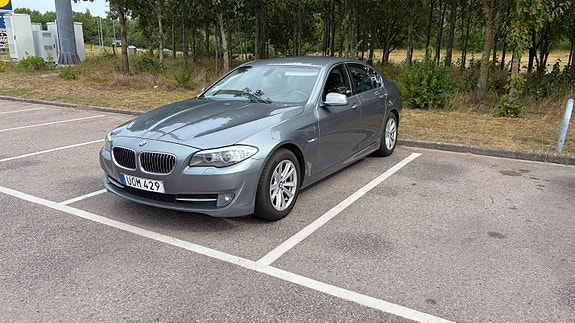BMW 523i 2 of 13