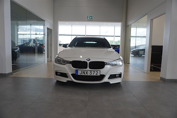 BMW 318d 2 of 12