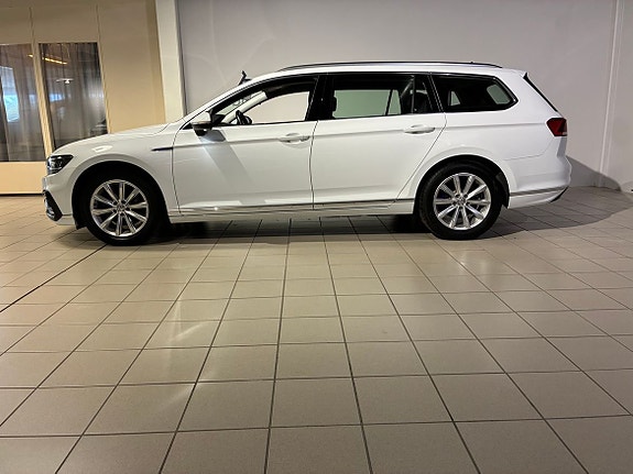 Volkswagen Passat 9 of 14