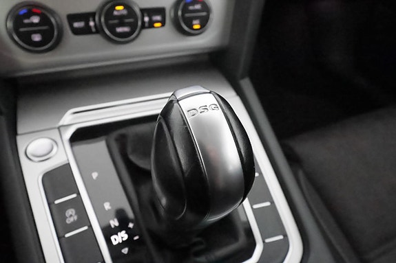Volkswagen Passat 23 of 30