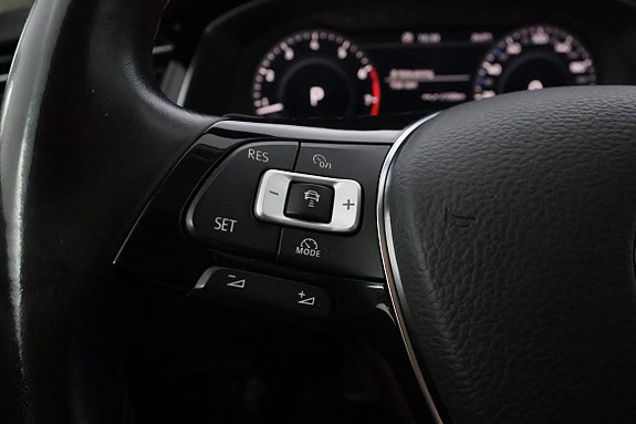 Volkswagen Passat 16 of 30
