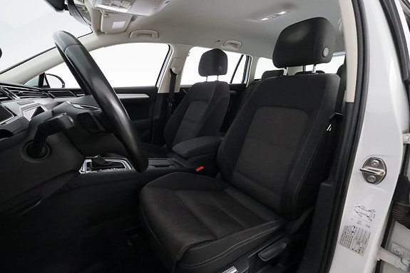 Volkswagen Passat 11 of 30
