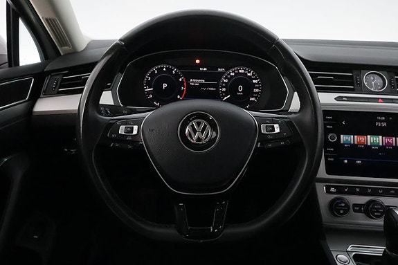 Volkswagen Passat 15 of 30