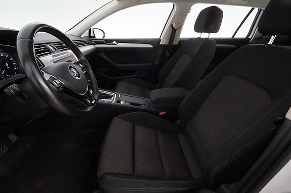 Volkswagen Passat 10 of 30