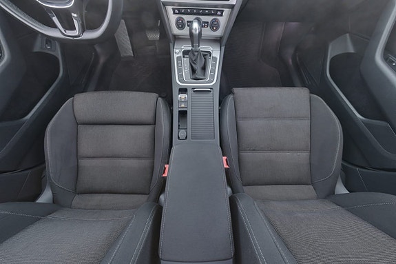 Volkswagen Passat 18 of 30